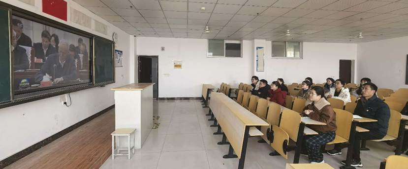 人们在房间里AI 生成的内容可能不正确。