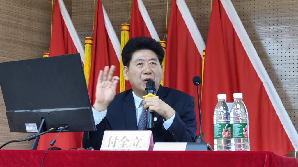 吃东西的人中度可信度描述已自动生成