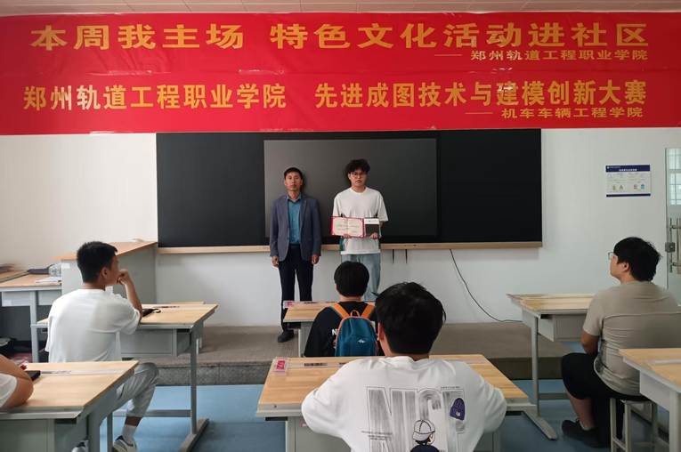 一群人在餐厅的桌子前AI 生成的内容可能不正确。
