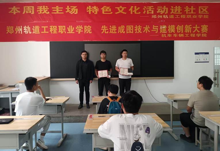 一群人在餐厅的桌子前AI 生成的内容可能不正确。