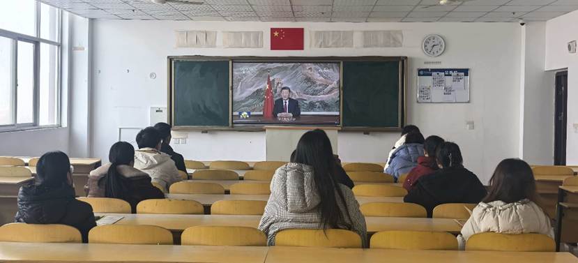 图片包含 室内, 天花板, 房间, 桌子AI 生成的内容可能不正确。